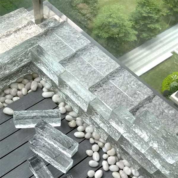 phoi-canh-gach-kinh-trang-chu-nhat